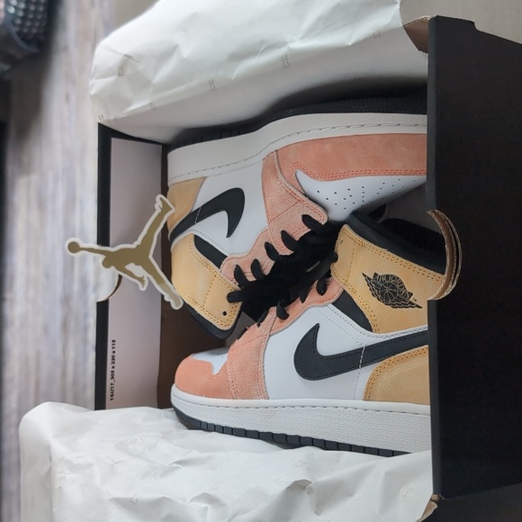 Air Jordan 1 Mid SE (GS) - Picture 2 of 7